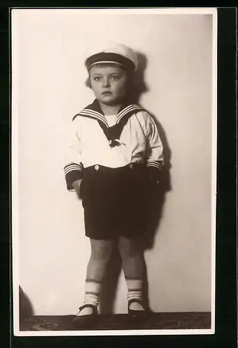 AK Kind mit Händen in den Taschen seines Matrosenanzugs