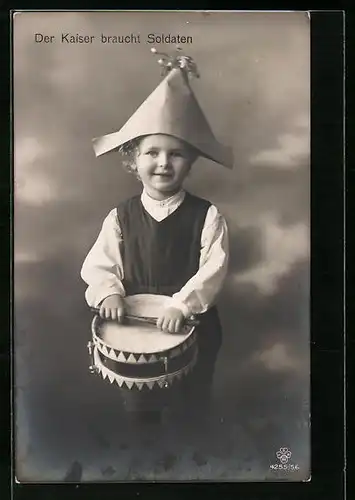 AK Kind mit Papierhut und Trommel