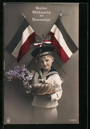 AK Kind im Matrosenanzug mit Kuchen, Blumenstrauss und Reichsflaggen