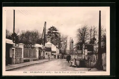 AK Ris-Orangis, Rue du Punt au passage a niveau