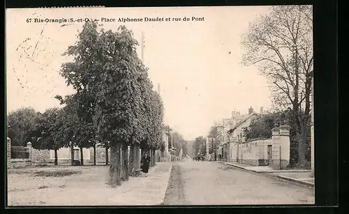 AK Ris-Orangis, Place Alphonse Daudet et rue du Pont