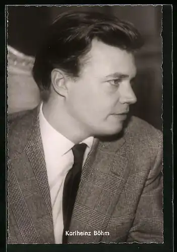 AK Schauspieler Karlheinz Böhm im Anzug zur Seite schauend