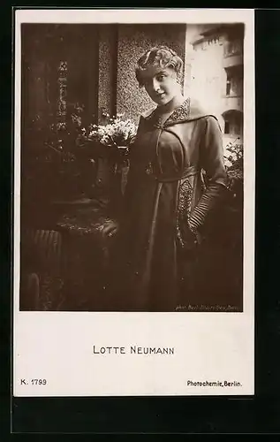AK Schauspielerin Lotte Neumann im Kostüm einer Filmrolle