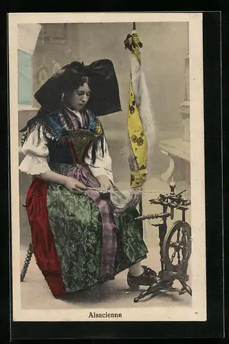 AK Junge Frau in elsass-lothringischer Tracht am Spinnrad