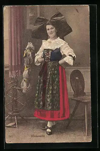 AK Frau neben dem Spinnrad in elsass-lothringischer Tracht