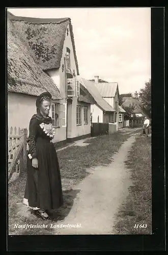 AK Junge Frau in Nordfriesischer Landestracht vor dem Grundstück