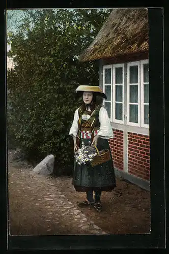 AK Junge Frau mit Blumenkörbchen in Vierländer Tracht