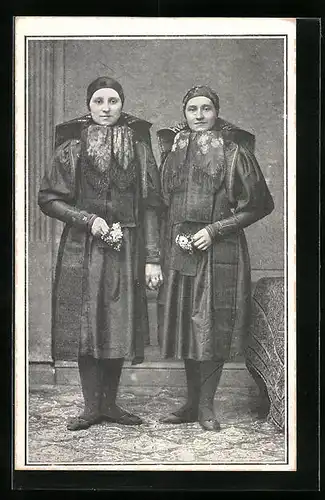 AK Zwei junge Frauen in Altenburger Trachten