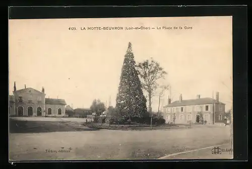 AK La Motte-Beuvron, La Place de la Gare