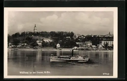 AK Wallsee an der Donau, Binnenschiff auf der Donau mit Blick zum Ort