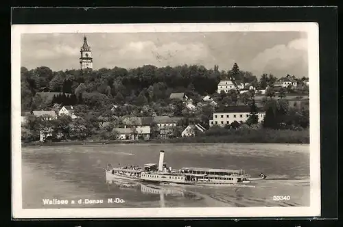 AK Wallsee an der Donau, Binnenschiff auf der Donau mit Blick zum Ort