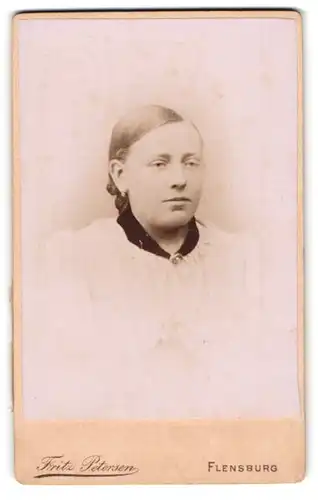 Fotografie Fritz Petersen, Flensburg, Friesische Str. 2, Portrait hübsches Fräulein mit zurückgebundenem Haar