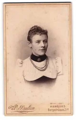 Fotografie W. Paulsen, Hamburg, Bergstr. 21a, Portrait bildschöne junge Frau mit Brosche und Halskette am Kleiderkragen