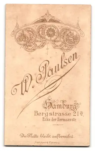 Fotografie W. Paulsen, Hamburg, Bergstr. 21a, Portrait bildschöne junge Frau mit Brosche und Halskette am Kleiderkragen