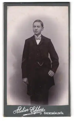 Fotografie Atelier Ehlers, Grevesmühlen i. M., Portrait junger Mann mit Fliege im edlen Anzug