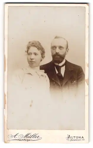 Fotografie A. Müller, Altona, Holstenstr. 117, Portrait eines elegant gekleideten Paares