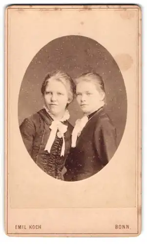 Fotografie Emil Koch, Bonn, Hofgartenstr. 5, Portrait zwei hübsche blonde Mädchen mit Schleifen am Kleiderkragen