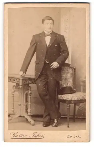 Fotografie Gustav Jobst, Zwickau i. Sa., Äussere Schneebergerstr. 20, Portrait stattlicher junger Mann im Anzug