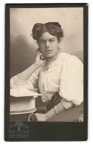 Fotografie Hermann Tietz, München, Bahnhofplatz, Portrait brünette junge Schönheit mit Schleife im Haar