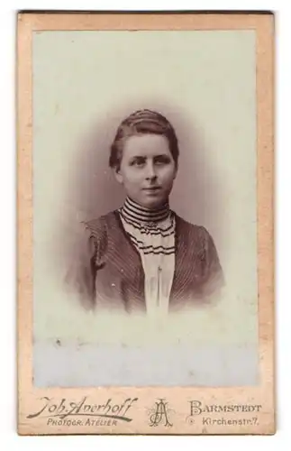 Fotografie Joh. Averhoff, Barmstedt, Kirchenstr. 7, Portrait elegant gekleidete Frau mit Brosche am Kleiderkragen