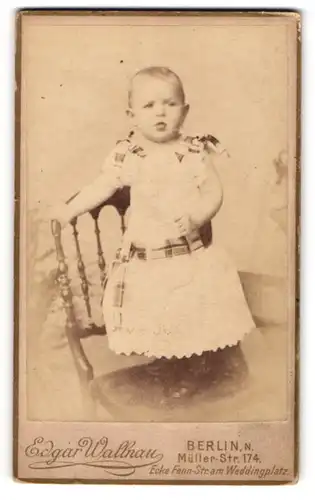 Fotografie Edgar Wallnau, Berlin, Müllerstr. 174, Portrait süsses kleines Mädchen im niedlichen Kleidchen