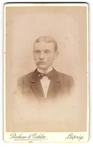 Fotografie Pinkau & Gehler, Leipzig, Turnerstr. 11, Portrait junger Mann mit Schnurrbart im eleganten Jackett