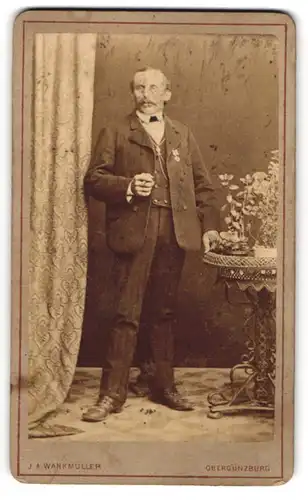 Fotografie J. A. Wankmüller, Obergünzburg, Portrait stattlicher Herr im Anzug