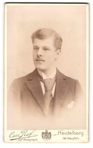Fotografie Carl Ruf, Heidelberg, Hauptstr. 146, Portrait junger Mann mit Krawatte im Jackett