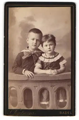 Fotografie S. Vogelsanger, Basel, Oberer Heuberg 6, Portrait süsses Kinderpaar steht an einem Geländer