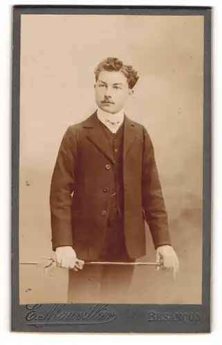 Fotografie E. Mauvillier, Besancon, 3 & 5 Rue de la Préfecture, Portrait junger Mann mit Flanierstock im Anzug