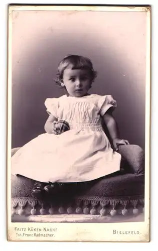 Fotografie Fritz Küken, Bielefeld, Portrait niedliches Mädchen hält einen Ball in der Hand