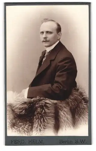 Fotografie Ferd. Helm, Berlin, Portrait junger stattlicher Herr im Anzug