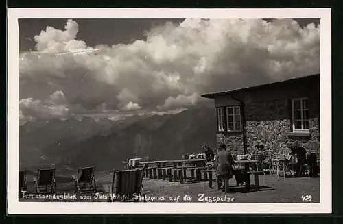 AK Patscherkofel Schutzhaus, Berghütte mit Terrassenausblick auf die Zugspitze