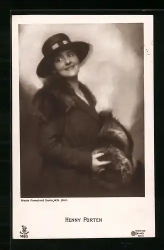 AK Schauspielerin Henny Porten im Mantel mit Pelz