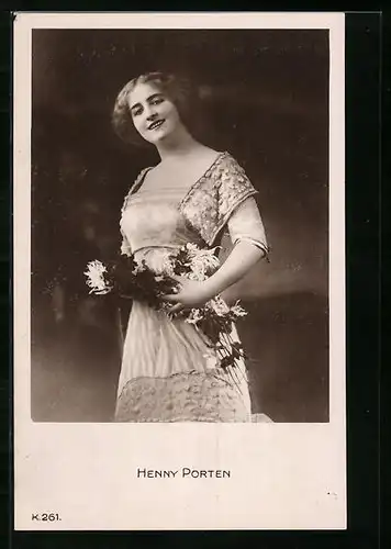 AK Schauspielerin Henny Porten im Sommerkleid mit Blütenschmuck