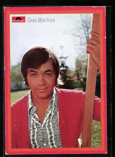 AK Musiker Gus Backus im modischen Hemd und Strickjacke