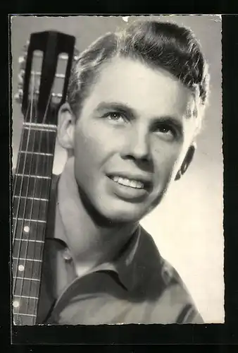 AK Musiker Peter Kraus mit Gitarre