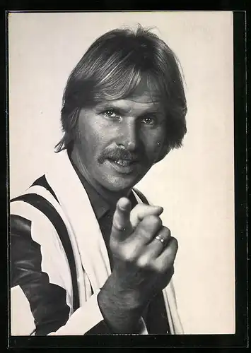 AK Musiker Frank Zander richtet den Finger zur Kamera