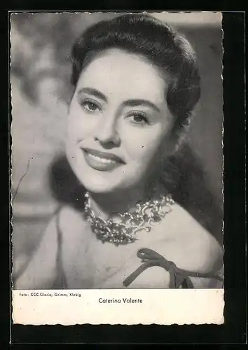 AK Musiker Caterina Valente lächelt in die Kamera