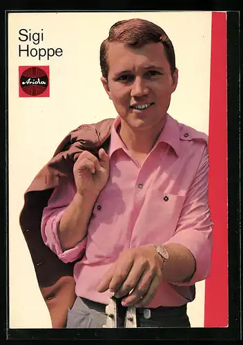 AK Musiker Sigi Hoppe im rosa Hemd und Jacke über der Schulter
