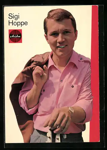 AK Musiker Sigi Hoppe im rosa Hemd und Jacke über der Schulter