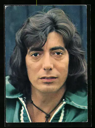 AK Musiker Andreas Hauff im modischen blauen Hemd mit Halskette