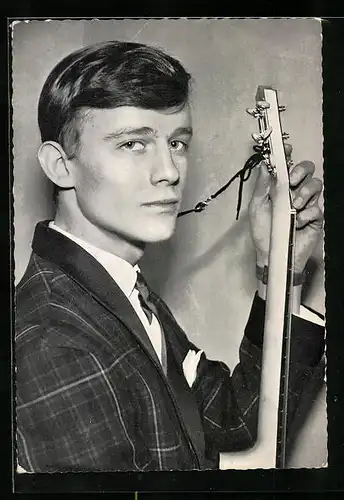 AK Musiker Tommy Kent mit Gitarre