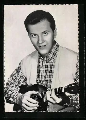 AK Musiker Pat Boone spielt Gitarre