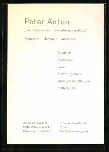 AK Musiker Peter Anton auf einem Barhocker