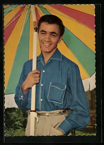 AK Musiker Gus Backus unterm Sonnenschirm