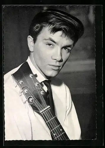 AK Musiker Gus Backus mit Gitarre