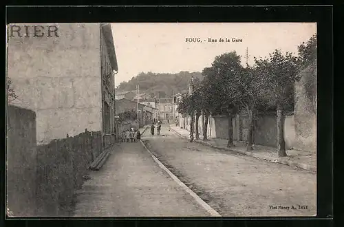 AK Foug, Rue de la Gare, Strassenpartie