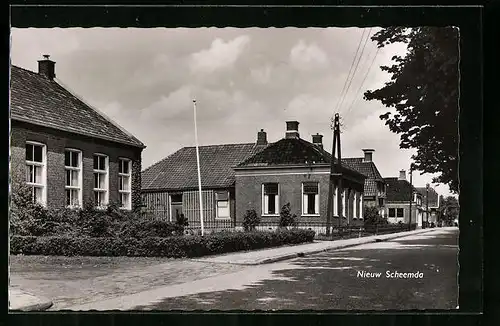 AK Nieuw Scheemda, Strassenpartie mit Gebäudeansicht
