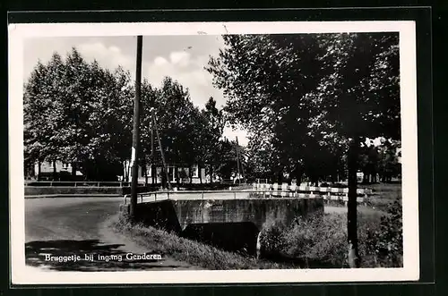 AK Genderen, Bruggetje bij ingang